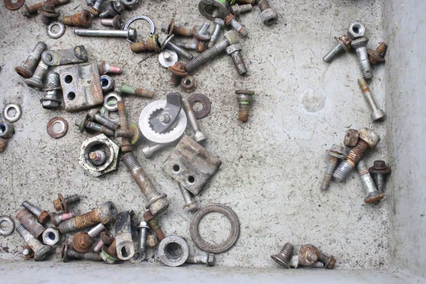 photo de ZAK SCHROEVEN EN BEVESTIGINGSMATERIAAL KAWASAKI KX 250 (1994 - 1998) - Andere kijkhoek