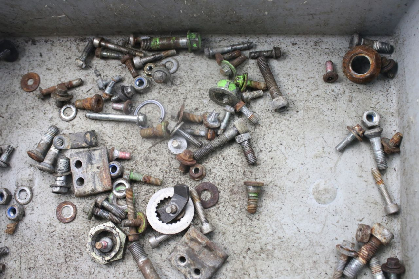 photo de ZAK SCHROEVEN EN BEVESTIGINGSMATERIAAL KAWASAKI KX 250 (1994 - 1998) - Technische close-up