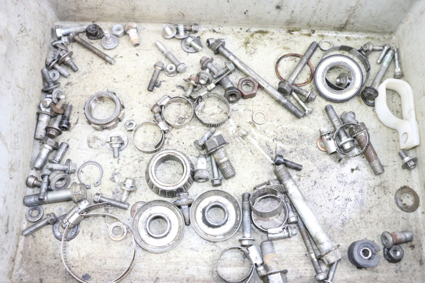 photo de ZAK SCHROEVEN EN BEVESTIGINGSMATERIAAL KAWASAKI KX 85 (2014 - 2021) - Detail van het onderdeel