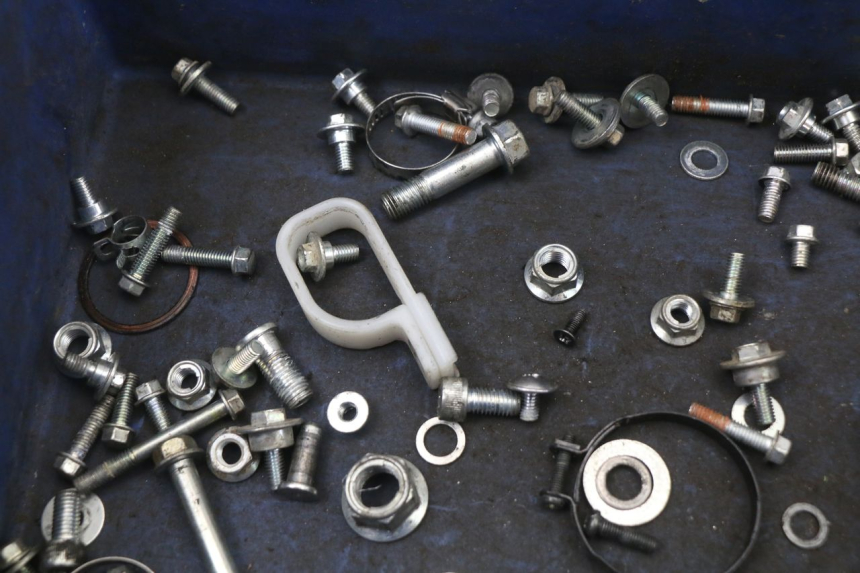 photo de ZAK SCHROEVEN EN BEVESTIGINGSMATERIAAL KAWASAKI KX L 85 (2022 - 2024) - Detail van het onderdeel