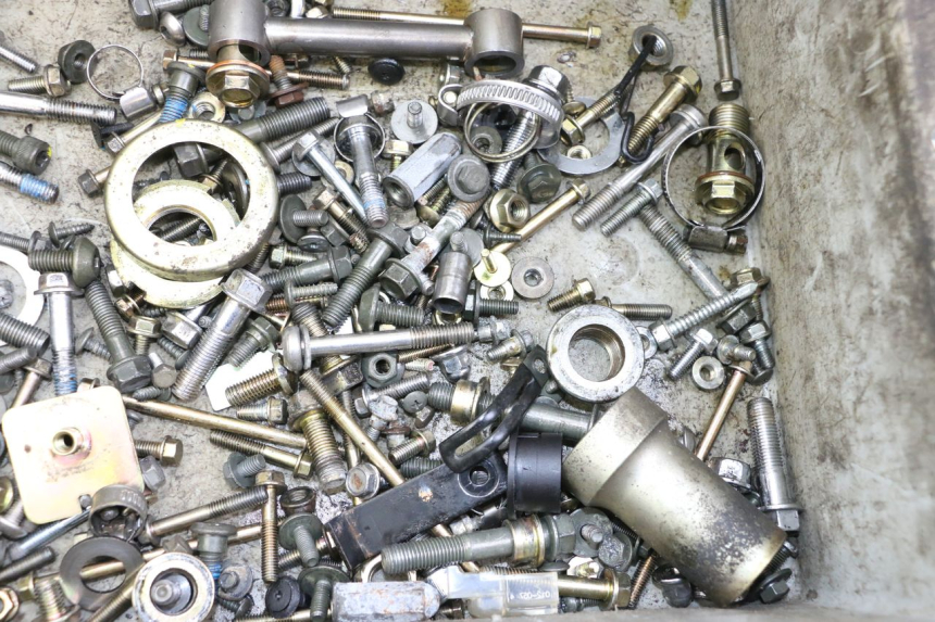 photo de ZAK SCHROEVEN EN BEVESTIGINGSMATERIAAL KYMCO XCITING 500 (2007 - 2010) - Detail van het onderdeel