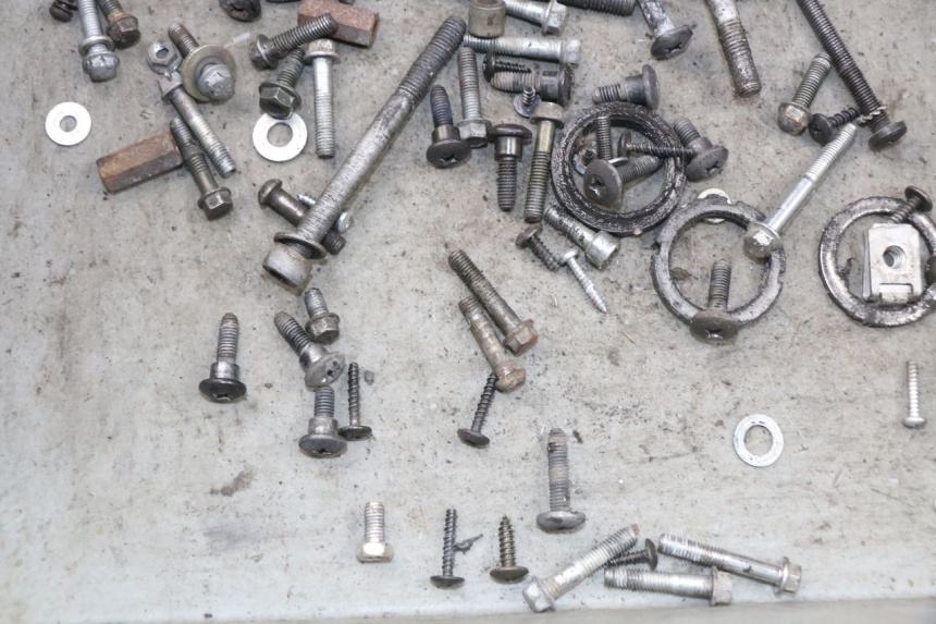 photo de ZAK SCHROEVEN EN BEVESTIGINGSMATERIAAL PIAGGIO LIBERTY 4T 50 (2009 - 2015) - Zoom op gebruiksstaat