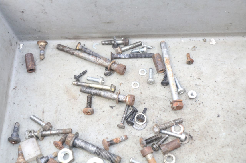 photo de ZAK SCHROEVEN EN BEVESTIGINGSMATERIAAL PIAGGIO LIBERTY 4T 50 (2004 - 2008) - Zoom op gebruiksstaat