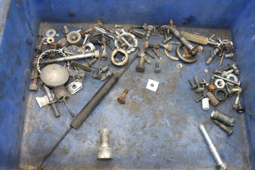 photo de ZAK SCHROEVEN EN BEVESTIGINGSMATERIAAL PIAGGIO LIBERTY 4T 50 (2004 - 2008) - Hoofdaanzicht