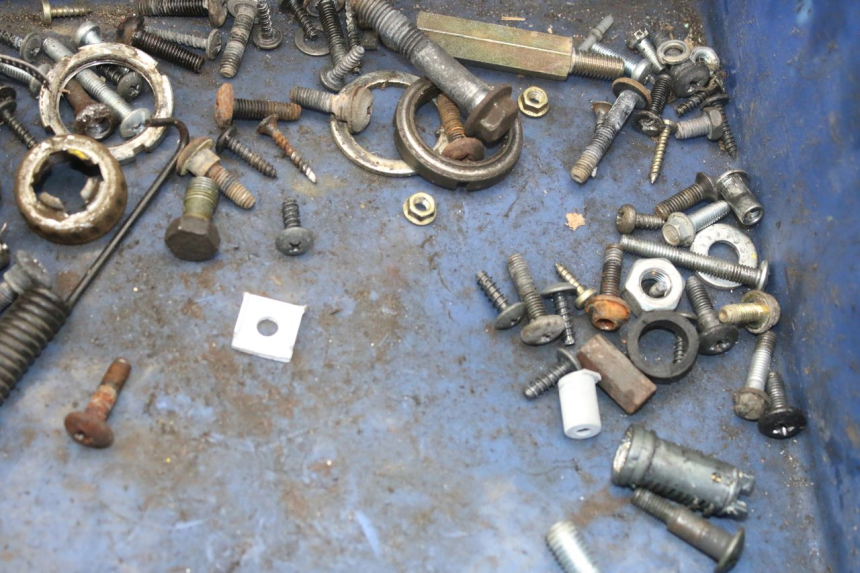 photo de ZAK SCHROEVEN EN BEVESTIGINGSMATERIAAL PIAGGIO LIBERTY 4T 50 (2004 - 2008) - Detail van het onderdeel