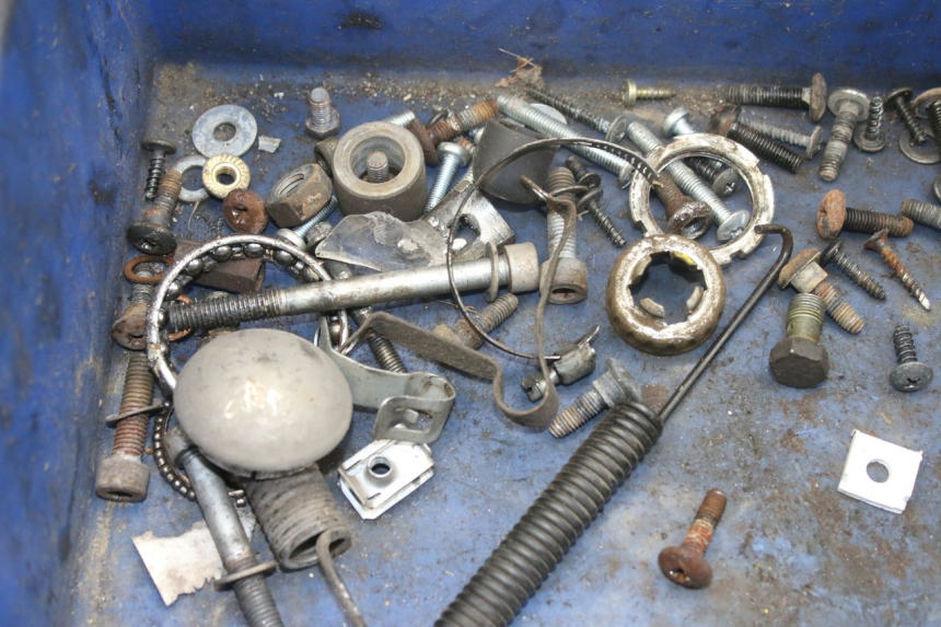 photo de ZAK SCHROEVEN EN BEVESTIGINGSMATERIAAL PIAGGIO LIBERTY 4T 50 (2004 - 2008) - Zoom op gebruiksstaat