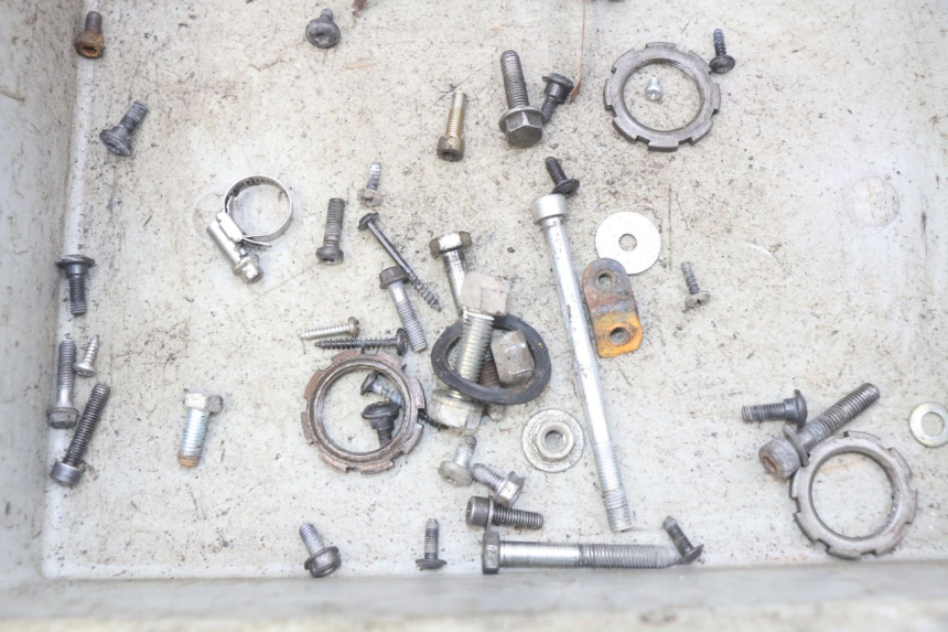 photo de ZAK SCHROEVEN EN BEVESTIGINGSMATERIAAL PEUGEOT LUDIX 50 (2008 - 2017) - Zoom op gebruiksstaat