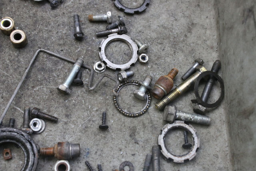 photo de ZAK SCHROEVEN EN BEVESTIGINGSMATERIAAL PEUGEOT LUDIX 50 (2008 - 2017) - Zoom op gebruiksstaat