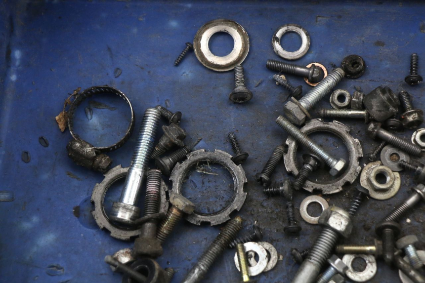 photo de ZAK SCHROEVEN EN BEVESTIGINGSMATERIAAL PEUGEOT LUDIX 50 (2005 - 2007) - Detail van het onderdeel