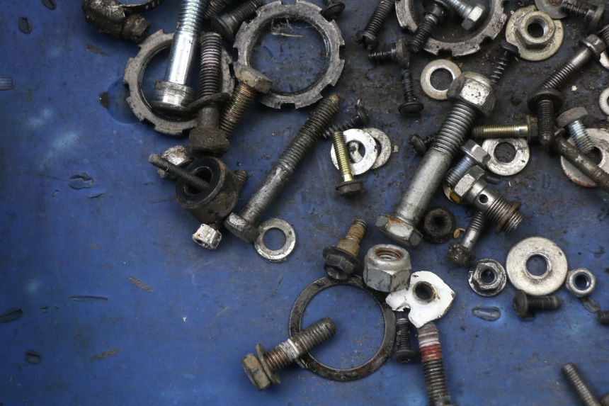 photo de ZAK SCHROEVEN EN BEVESTIGINGSMATERIAAL PEUGEOT LUDIX 50 (2005 - 2007) - Andere kijkhoek