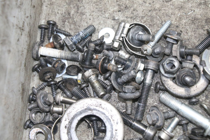 photo de ZAK SCHROEVEN EN BEVESTIGINGSMATERIAAL MBK OVETTO ONE 2T 50 (2013 - 2017) - Detail van het onderdeel