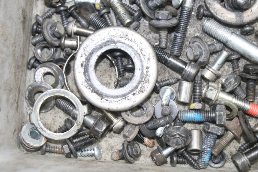 photo de ZAK SCHROEVEN EN BEVESTIGINGSMATERIAAL MBK OVETTO ONE 2T 50 (2013 - 2017) - Andere kijkhoek