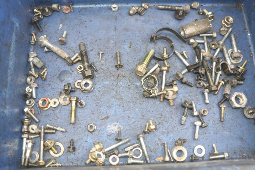 photo de ZAK SCHROEVEN EN BEVESTIGINGSMATERIAAL SYM MIO 50 (2011 - 2017) - Detail van het onderdeel