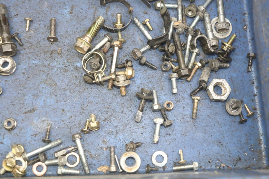 photo de ZAK SCHROEVEN EN BEVESTIGINGSMATERIAAL SYM MIO 50 (2011 - 2017) - Zoom op gebruiksstaat