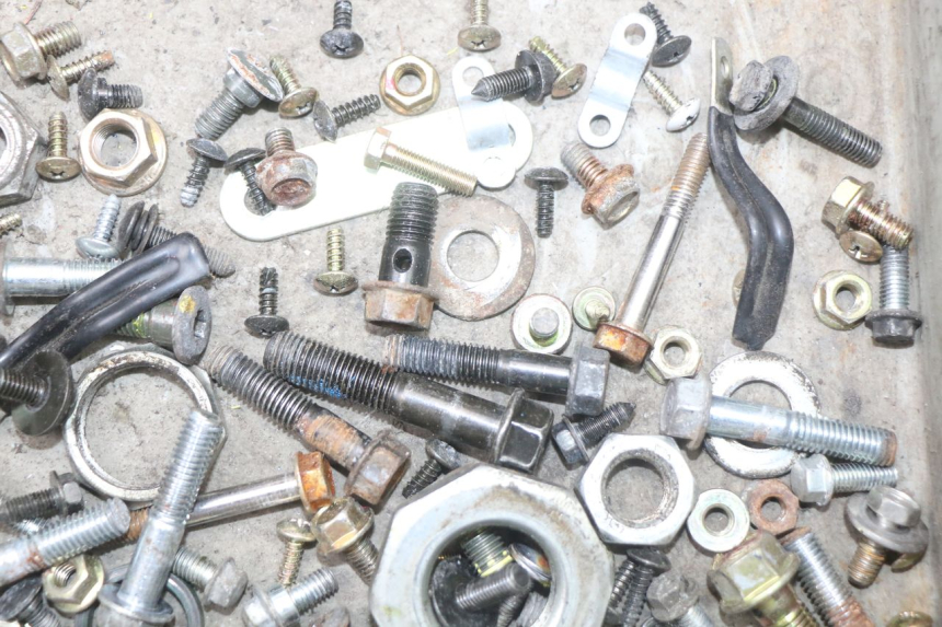 photo de ZAK SCHROEVEN EN BEVESTIGINGSMATERIAAL SYM MIO 50 (2011 - 2017) - Zoom op gebruiksstaat