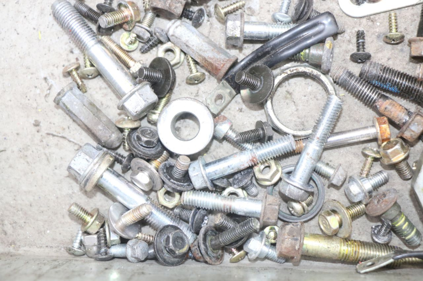 photo de ZAK SCHROEVEN EN BEVESTIGINGSMATERIAAL SYM MIO 50 (2011 - 2017) - Andere kijkhoek