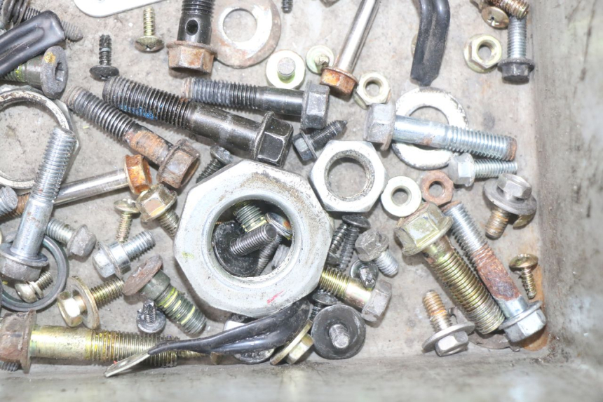 photo de ZAK SCHROEVEN EN BEVESTIGINGSMATERIAAL SYM MIO 50 (2011 - 2017) - Technische close-up