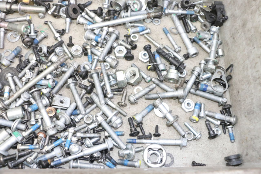 photo de ZAK SCHROEVEN EN BEVESTIGINGSMATERIAAL PIAGGIO MP3 HPE 310 (2024 - 2025) - Detail van het onderdeel