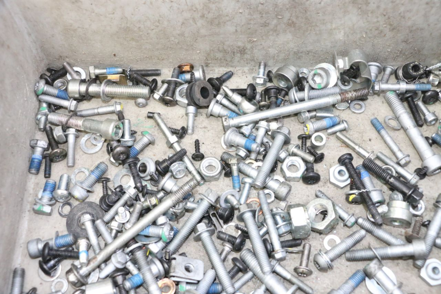 photo de ZAK SCHROEVEN EN BEVESTIGINGSMATERIAAL PIAGGIO MP3 HPE 310 (2024 - 2025) - Zoom op gebruiksstaat