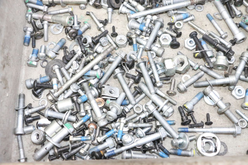 photo de ZAK SCHROEVEN EN BEVESTIGINGSMATERIAAL PIAGGIO MP3 HPE 310 (2024 - 2025) - Andere kijkhoek