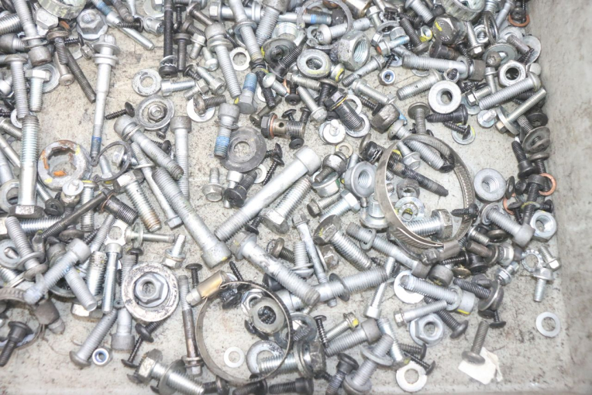 photo de ZAK SCHROEVEN EN BEVESTIGINGSMATERIAAL PIAGGIO MP3 HPE 300 (2019 - 2026) - Detail van het onderdeel