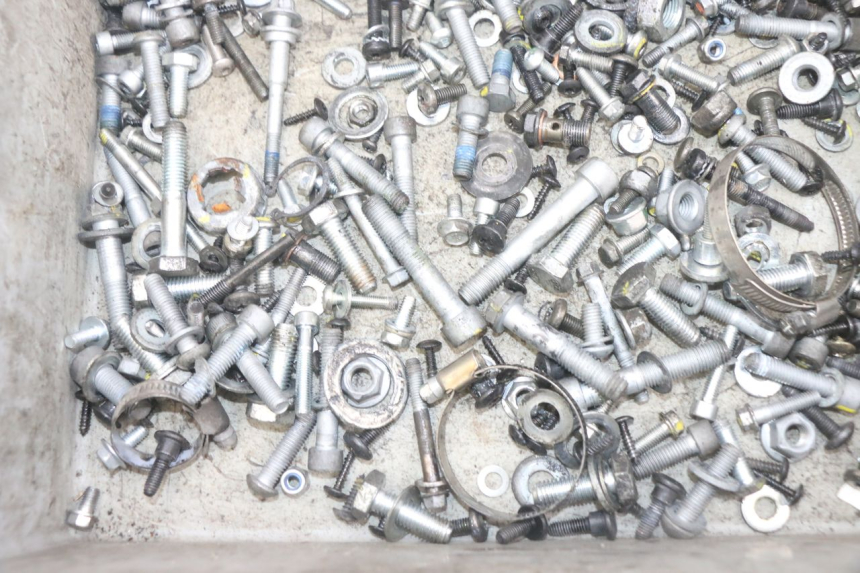 photo de ZAK SCHROEVEN EN BEVESTIGINGSMATERIAAL PIAGGIO MP3 HPE 300 (2019 - 2026) - Andere kijkhoek