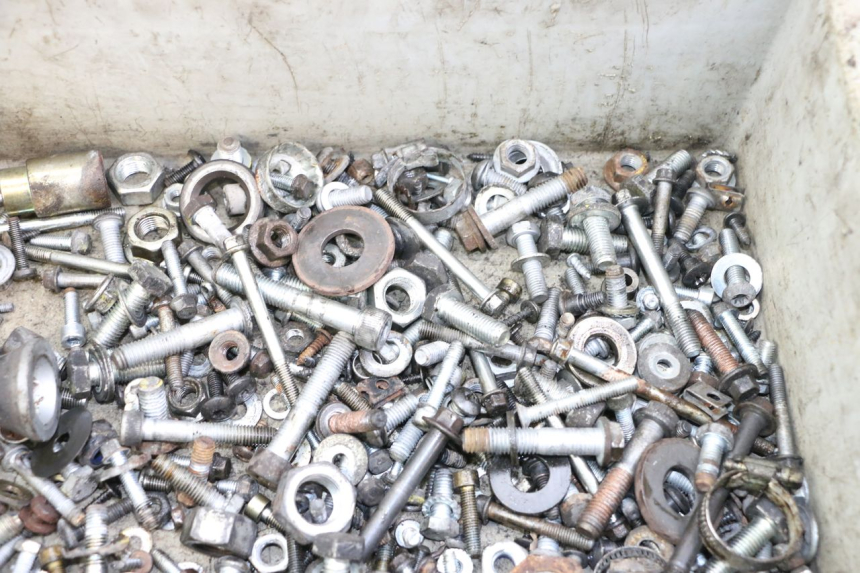 photo de ZAK SCHROEVEN EN BEVESTIGINGSMATERIAAL PIAGGIO MP3 LT 400 (2007 - 2012) - Detail van het onderdeel