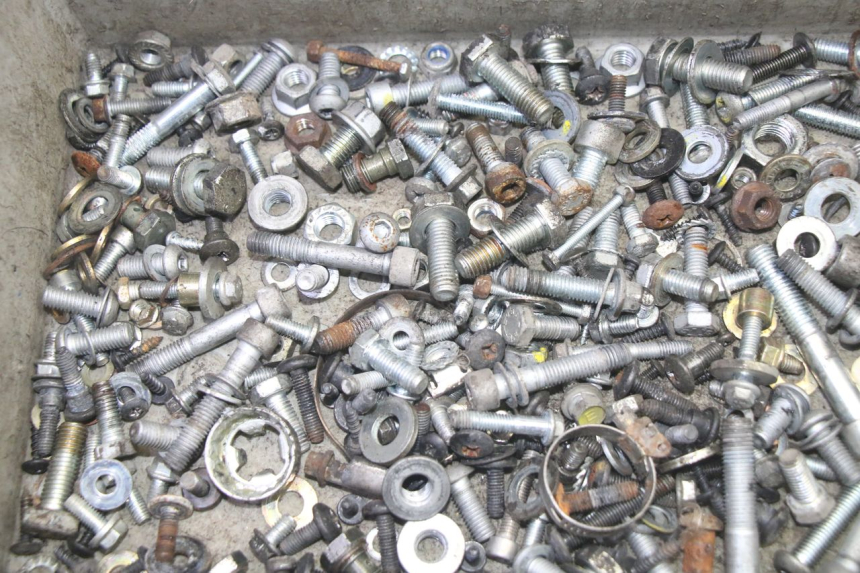 photo de ZAK SCHROEVEN EN BEVESTIGINGSMATERIAAL PIAGGIO MP3 LT 400 (2007 - 2012) - Detail van het onderdeel