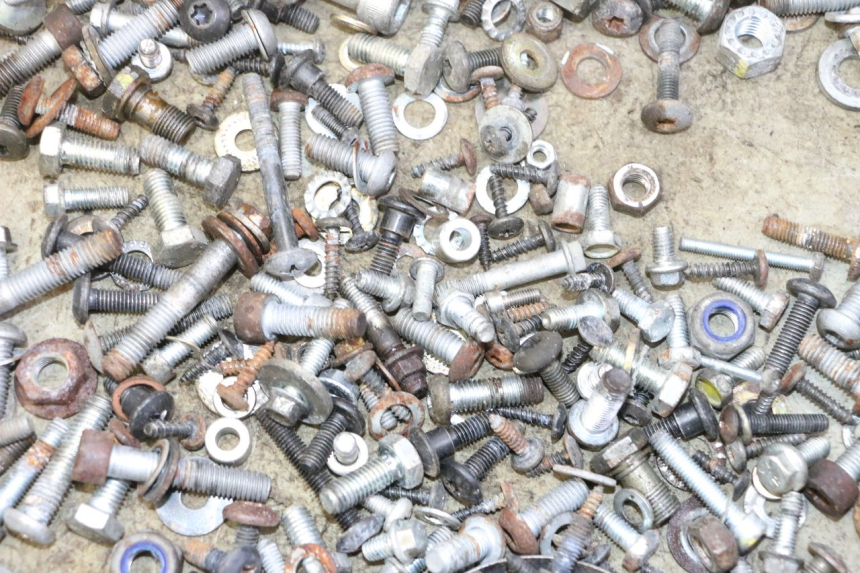 photo de ZAK SCHROEVEN EN BEVESTIGINGSMATERIAAL PIAGGIO MP3 RL 250 (2006 - 2010) - Detail van het onderdeel