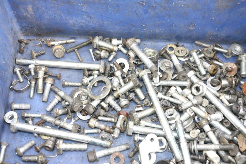 photo de ZAK SCHROEVEN EN BEVESTIGINGSMATERIAAL PIAGGIO MP3 125 (2006 - 2014) - Detail van het onderdeel