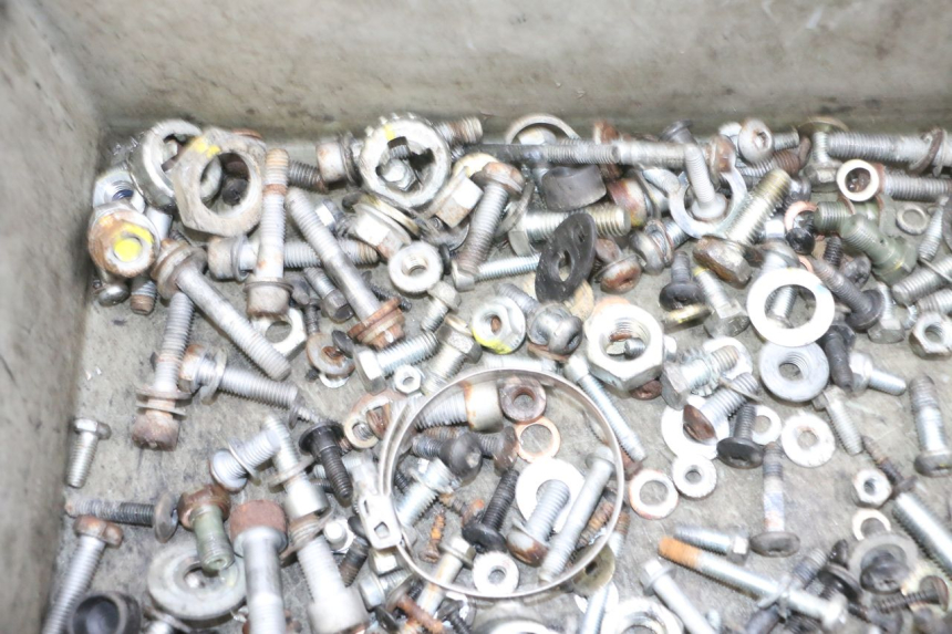 photo de ZAK SCHROEVEN EN BEVESTIGINGSMATERIAAL PIAGGIO MP3 RL 250 (2006 - 2010) - Zoom op gebruiksstaat