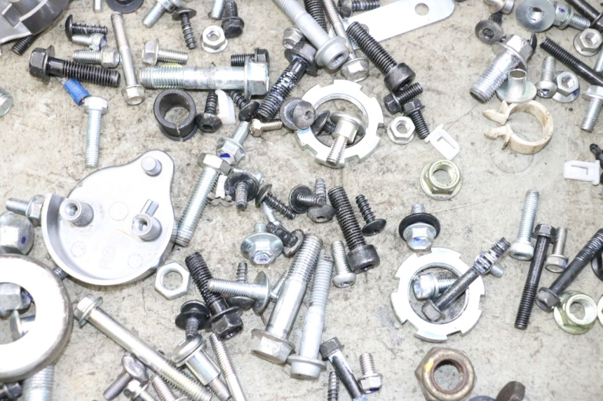 photo de ZAK SCHROEVEN EN BEVESTIGINGSMATERIAAL YAMAHA NEO'S CORE 1 (2022 - 2026) - Detail van het onderdeel