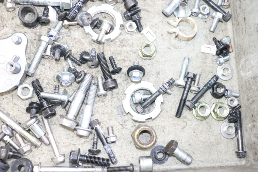 photo de ZAK SCHROEVEN EN BEVESTIGINGSMATERIAAL YAMAHA NEO'S CORE 1 (2022 - 2026) - Technische close-up