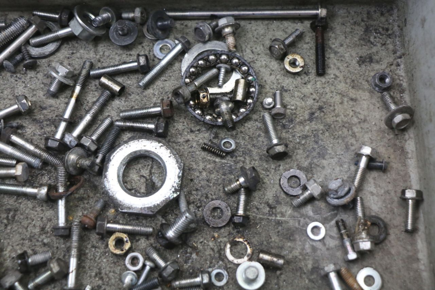 photo de ZAK SCHROEVEN EN BEVESTIGINGSMATERIAAL HONDA NHX LEAD 110 (2008 - 2010) - Zoom op gebruiksstaat