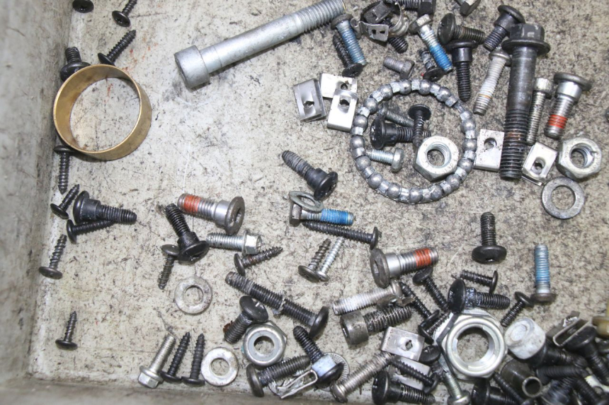 photo de ZAK SCHROEVEN EN BEVESTIGINGSMATERIAAL PIAGGIO NRG POWER PUREJET 50 (2018 - 2021) - Andere kijkhoek