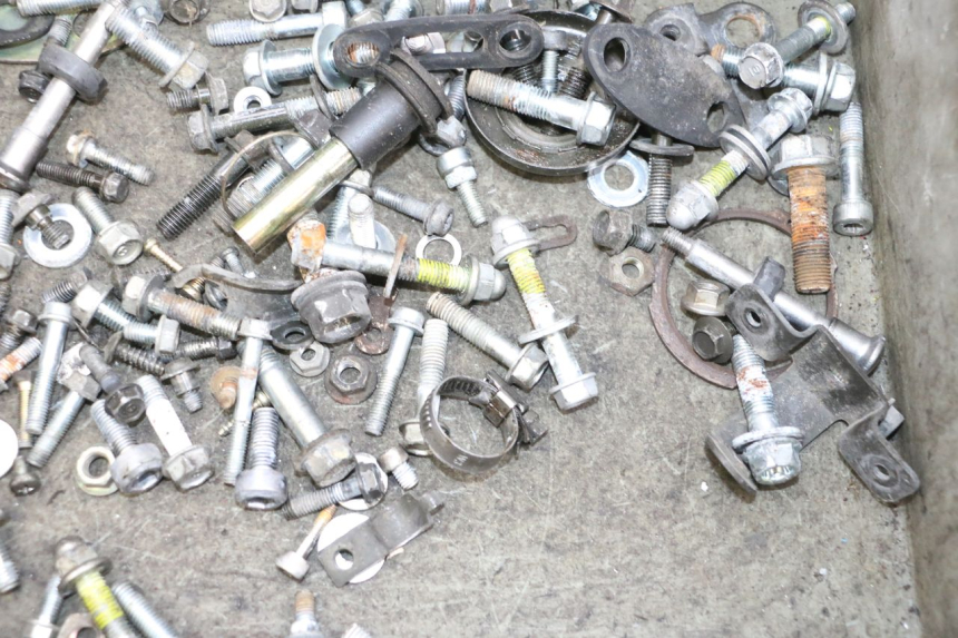 photo de ZAK SCHROEVEN EN BEVESTIGINGSMATERIAAL HONDA NSR R 125 (1994 - 2003) - Detail van het onderdeel