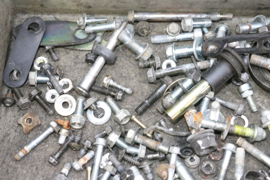 photo de ZAK SCHROEVEN EN BEVESTIGINGSMATERIAAL HONDA NSR R 125 (1994 - 2003) - Zoom op gebruiksstaat