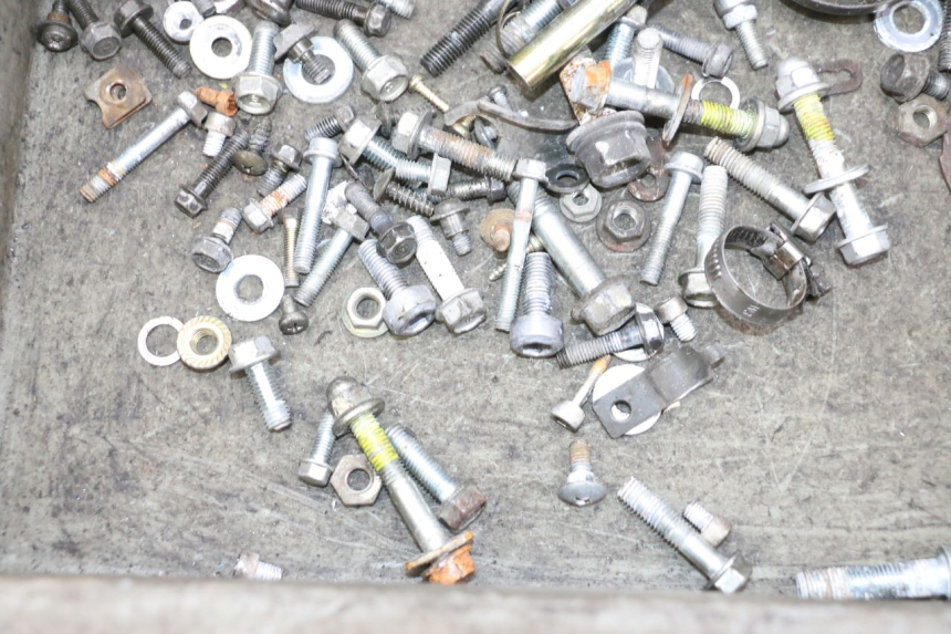 photo de ZAK SCHROEVEN EN BEVESTIGINGSMATERIAAL HONDA NSR R 125 (1994 - 2003) - Andere kijkhoek