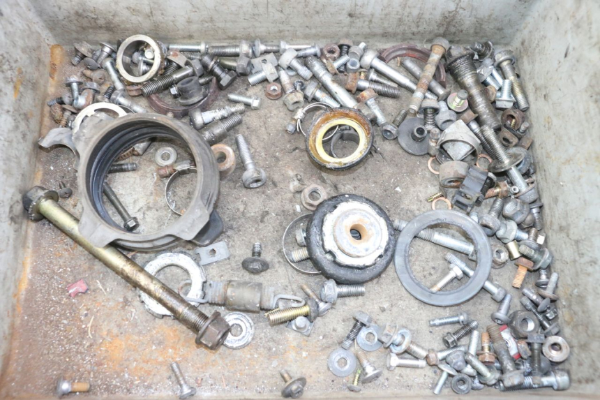 photo de ZAK SCHROEVEN EN BEVESTIGINGSMATERIAAL HONDA NTV DEAUVILLE 650 (1998 - 2001) - Detail van het onderdeel