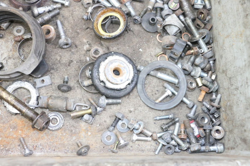 photo de ZAK SCHROEVEN EN BEVESTIGINGSMATERIAAL HONDA NTV DEAUVILLE 650 (1998 - 2001) - Zoom op gebruiksstaat