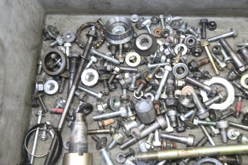 photo de ZAK SCHROEVEN EN BEVESTIGINGSMATERIAAL HONDA NTV DEAUVILLE 650 (2001 - 2006) - Detail van het onderdeel