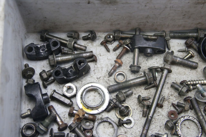 photo de ZAK SCHROEVEN EN BEVESTIGINGSMATERIAAL SELECT UP OCTALIS 125 (2007 - 2012) - Bevestigingspunten