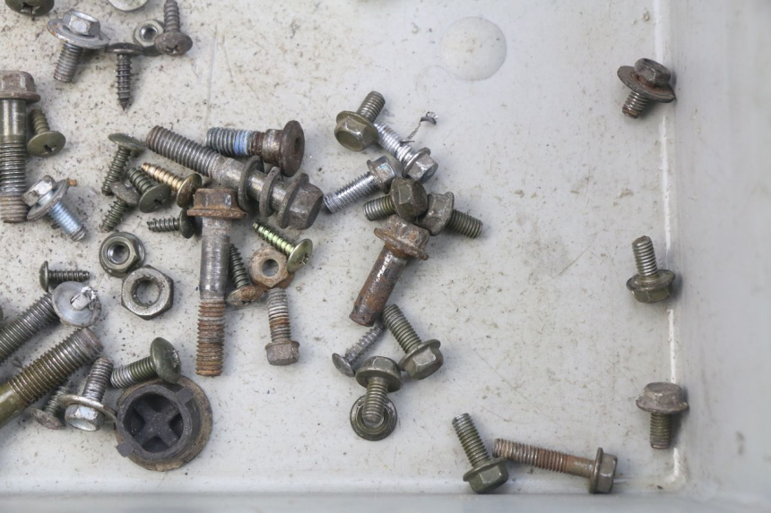 photo de ZAK SCHROEVEN EN BEVESTIGINGSMATERIAAL SYM ORBIT 2 4T 50 (2008 - 2017) - Zoom op gebruiksstaat