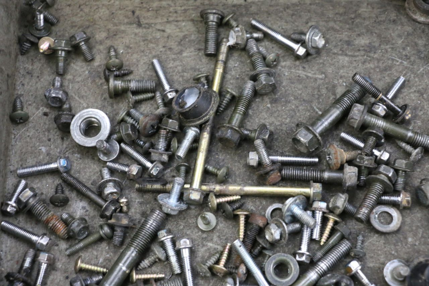 photo de ZAK SCHROEVEN EN BEVESTIGINGSMATERIAAL SYM ORBIT 2 50 (2008 - 2014) - Zoom op gebruiksstaat