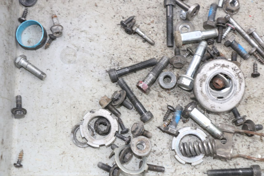 photo de ZAK SCHROEVEN EN BEVESTIGINGSMATERIAAL MBK OVETTO ONE 2T 50 (2013 - 2017) - Zoom op gebruiksstaat