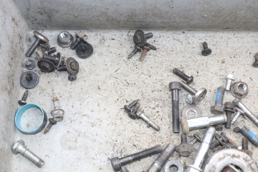 photo de ZAK SCHROEVEN EN BEVESTIGINGSMATERIAAL MBK OVETTO ONE 2T 50 (2013 - 2017) - Andere kijkhoek