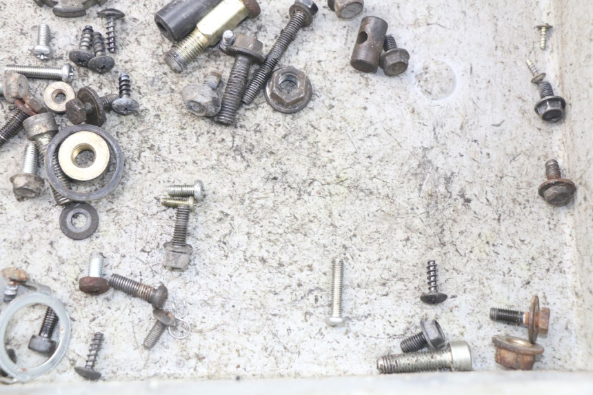 photo de ZAK SCHROEVEN EN BEVESTIGINGSMATERIAAL MBK OVETTO 50 (1998 - 2007) - Zoom op gebruiksstaat