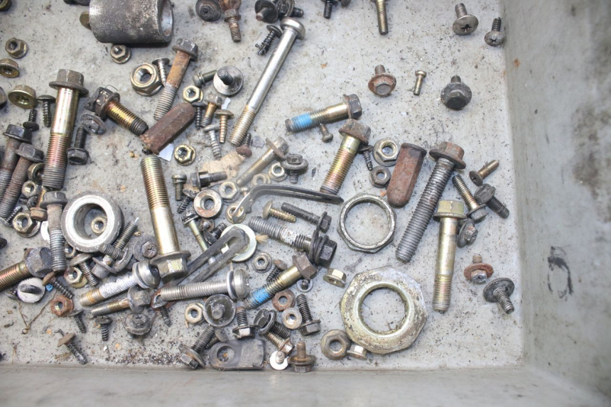 photo de ZAK SCHROEVEN EN BEVESTIGINGSMATERIAAL KYMCO PEOPLE 250 (2004 - 2008) - Detail van het onderdeel