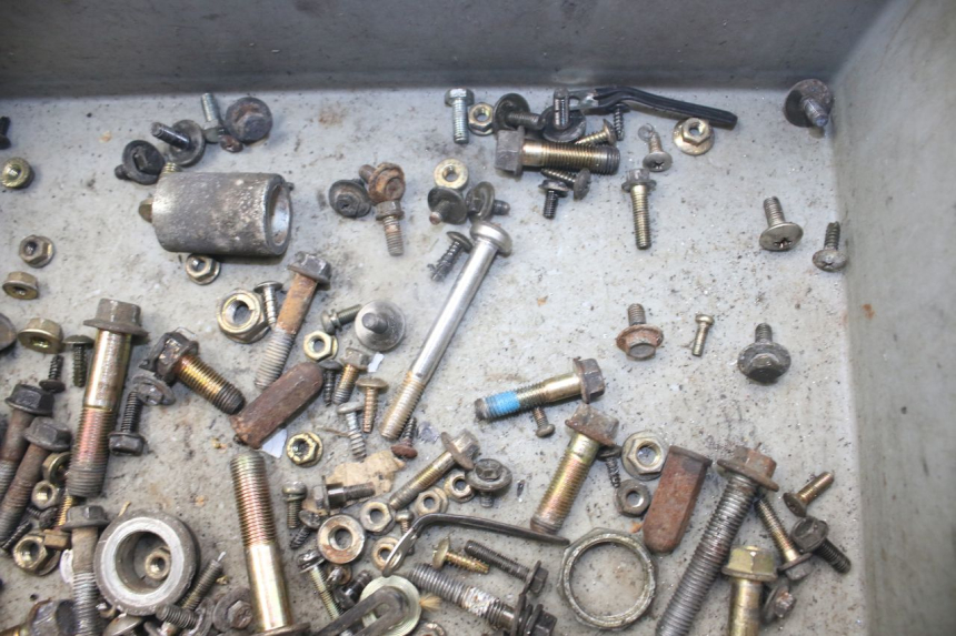 photo de ZAK SCHROEVEN EN BEVESTIGINGSMATERIAAL KYMCO PEOPLE 250 (2004 - 2008) - Zoom op gebruiksstaat