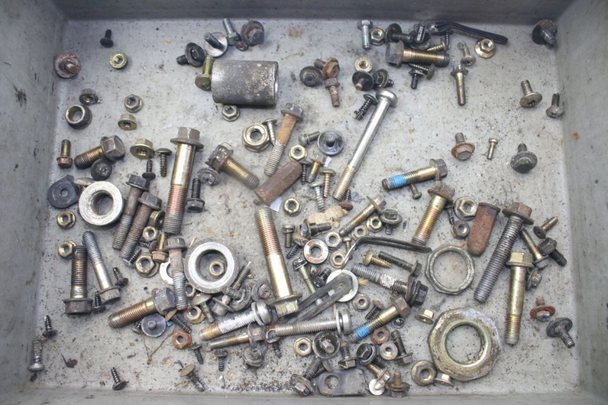 photo de ZAK SCHROEVEN EN BEVESTIGINGSMATERIAAL KYMCO PEOPLE 250 (2004 - 2008) - Technische close-up